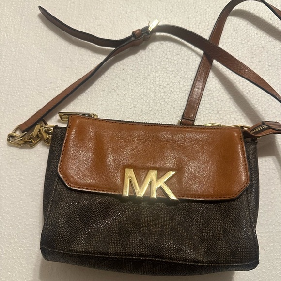 Michael Kors Elegant Brown and Black Crossbody Bag with Gold Emblem - Picture 1 of 11